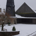 La place de l'église sous la neige