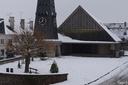 La place de l'église sous la neige